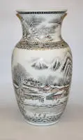 Grande vaso in porcellana con paesaggio invernale nello stile di He Xuren, Cina XX sec.
