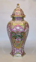 图恩和塔克西斯家族旧藏大型带盖瓶,中国外销瓷雍正风格