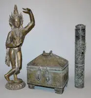 माया देवी, बुद्ध की माता की नेपाली कांस्य मूर्ति, एक दस्तावेज़ पात्र और एक आभूषण संदूक