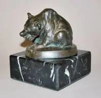 August Gaul, Orso che mangia, bronzo del 1895, firmato