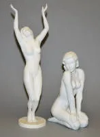 Astrid Begas《渴望》，为 Rosenthal Selb 1939 年设计的瓷器雕塑，以及 Friedrich-Gronau《跪者》，classic rose 复刻版