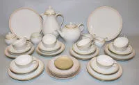 瓷器茶具 "Urbino" 带粉色饰带,供 10/12 人用,KPM,柏林,一等品
