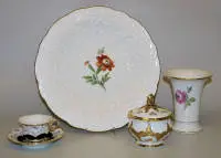 Samling af Meissen-porcelæner og glasskål med sølvkant