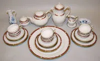 瓷器咖啡和茶具“Rocaille”带红色和金色带状装饰供6人用，KPM，柏林，一等品及2件Zwiebelmuster，迈森，1件一等品