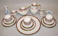 Porcelæns kaffe- og teservice "Rocaille" med rødt og gyldent bånddekor til 6 personer, KPM, Berlin, 1. valg & 2 dele Zwiebelmuster, Meissen, 1 x 1. valg