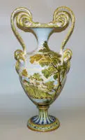 Stor majolika-vase med slangehank fra Castelli, Italien, 20. årh.