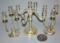 Par trearmede lysestager i art déco, Crown Silver Co., USA, firearmet lysestage og anerkendelsesmedalje, Koch & Bergfeld, sølv