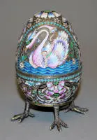 Russisk cloisonné-æg med svanemotiv, 2. halvdel af 1900-tallet