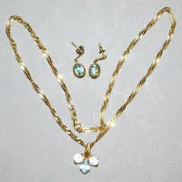 Pendente su catena e orecchini pendenti con acquamarina, oro