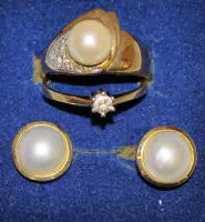 Solitaire con diamante, anello con perle e diamanti e orecchini con perla Mabe, oro