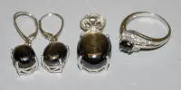 Smykkesæt: vedhæng, ring og øreringe med sort stjernesafir, brillanter og hvide safirer, guld