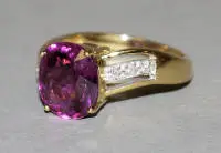 Ring med rød kobber-turmalin og brillanter, guld