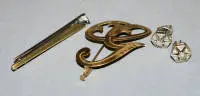 Par brillantørestikker, stangbroche med brillant og broche, guld
