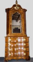 Commode baroque représentative avec miroir vers 1750/70