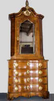 Commode baroque représentative avec miroir vers 1750/70