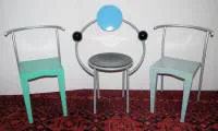 Michele De Lucchi 为米兰 Memphis 设计的 "First" 椅和 Phillipe Starck 为 Kartell 设计的两把 "Dr. Glob" 椅