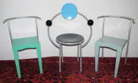 Michele De Lucchi, Memphis için "First" sandalye, Milano ve Phillipe Starck, Kartell için iki "Dr. Glob" sandalye