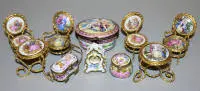 Ti små franske dekorationsgenstande af porcelæn, alle Limoges 20. årh.
