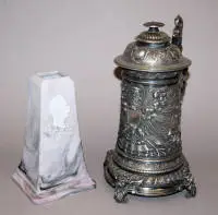Præmiekrus fra WMF omkring 1893 og porcelænsobelsk som æresminde 1913