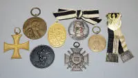 Samling med otte æresbevisninger, bl.a. Hohenzollern Erindringsmedalje, Mecklenburg Fortjenstkors