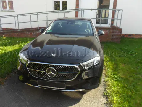 1 سيارة سيدان Mercedes-Benz E 300 e Avantgarde Advanced