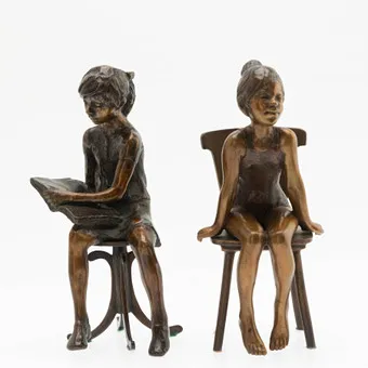 LÁSZLÓ KUTAS(1936-2023)。2件青铜作品:《读书的孩子》和《椅子上的女孩》。