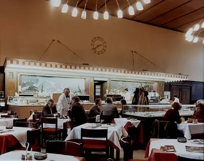Höfer, Candida: Wartesaal Düsseldorf