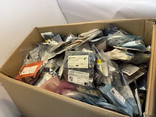 Paket raznih elektroničkih komponenti