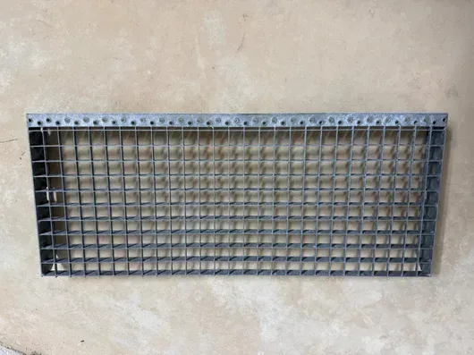 18 gradini metallici per scale
