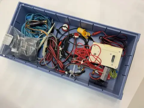 Materiale per elettronici + chiavette USB
