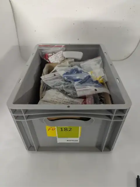 Set di puntalini con collare in plastica