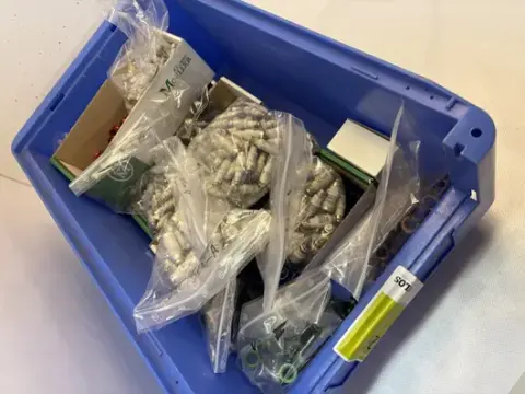 Skup osigurača i kalibracijskih prstenova