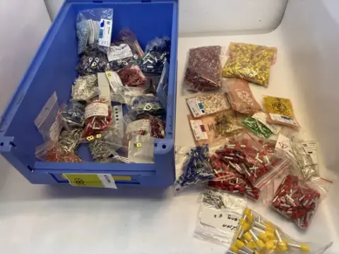 Skup plosnatih konektora, kabelskih stopica i završnih čahura
