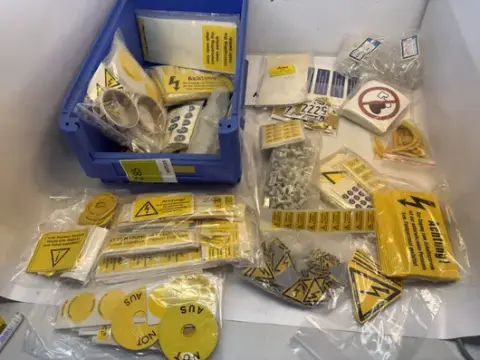 Skup materijala za označavanje i obilježavanje za izradu razvodnih ormara