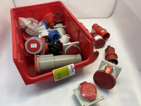 Set ștechere de curent trifazat 16 A / 32 A / 64 A