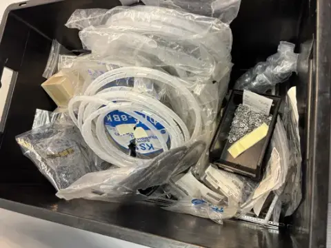 Lot furtunuri spiralate și materiale electrice