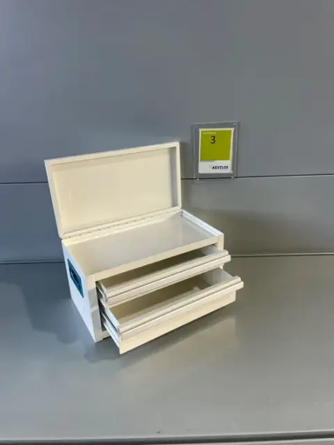 Työkalulaatikko kääntökannella ja laatikoilla