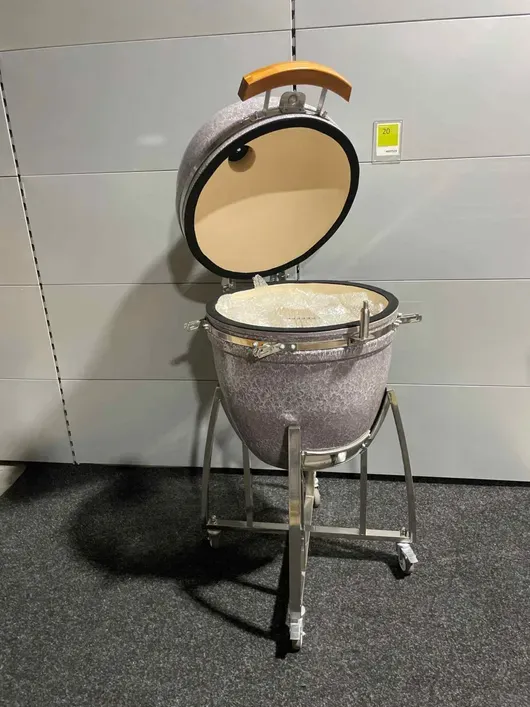 Kamado-grilli alustalla ja lämpömittarilla