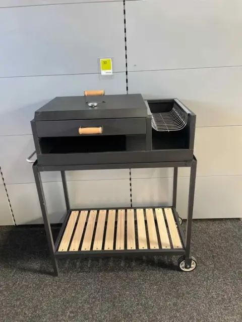Mobil grillstasjon med lokk, hylle og hjul