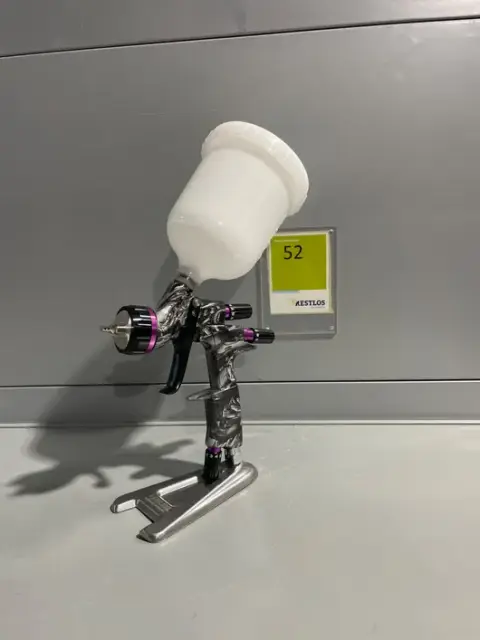 限量版手持喷漆枪，用于喷漆作业