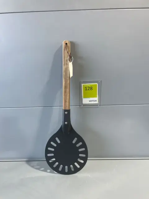 Grillilasta puukahvalla
