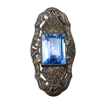 Art déco-broche med lyseblå sten.