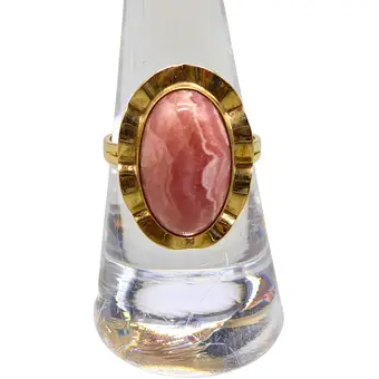 Dame ring i 333 guldkorn med en oval rhodokrosit i cabochonslibning.