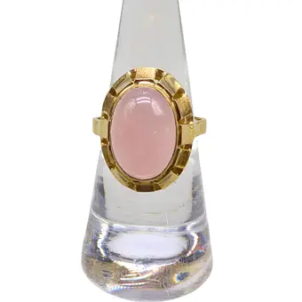 Dame ring med en stor, oval rosenkvarts-cabochon i en indfatning.