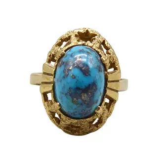 Vintage cocktailring fra 1960'erne med oval turkis-cabochon i en kunstfærdigt gennembrudt 333 guldbåndsfatning