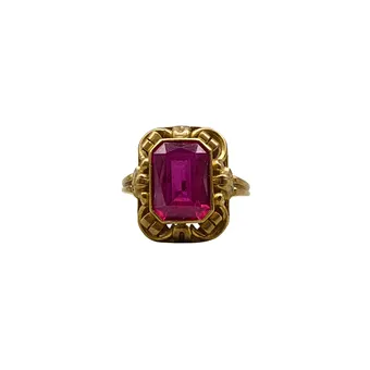 Ring i 8 karat guld med spinel i trappeslibning