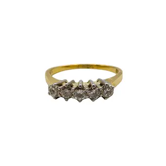 Ring av 750 gult gull med fem diamanter.
