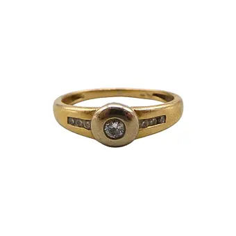 RING AV 585 GULT GULL MED SENTRAL DIAMANT OG BESETNING.