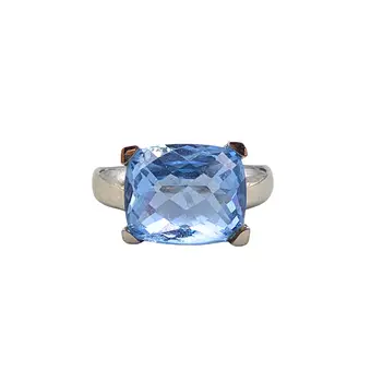 Ring af 333 hvidguld med lyseblå spinel.