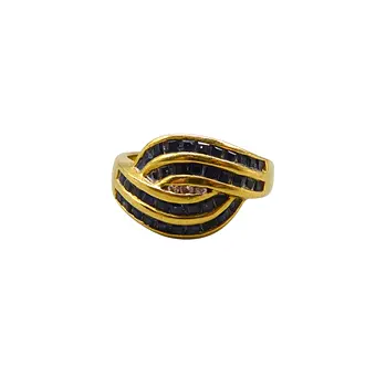 Ring af 750 guldkorn med safirer og diamanter.